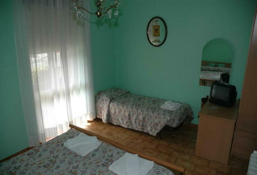 スタンダードトリプルルーム, Valentino