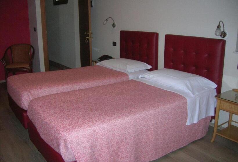 标准三人间, Villa Archirafi