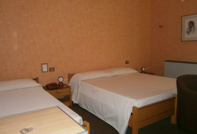 标准三人间, Corona