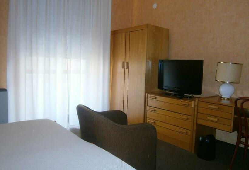 标准三人间, Corona