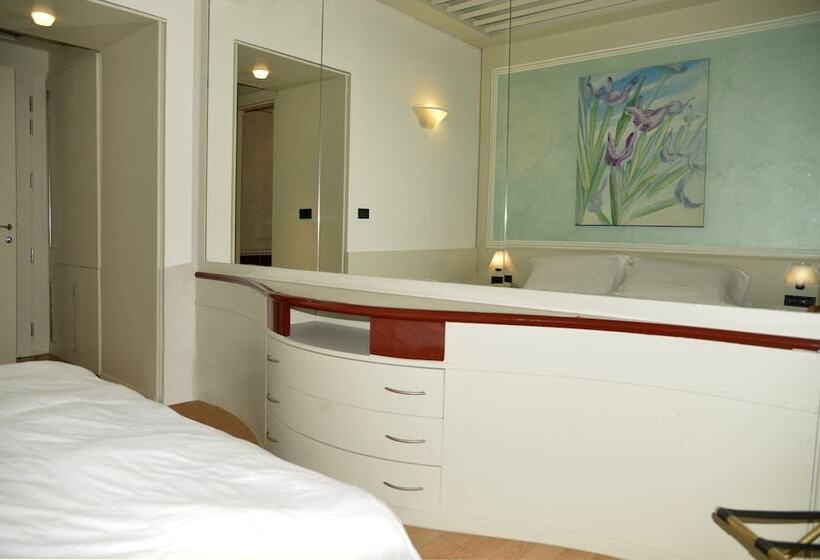 Standard Kolmen Hengen Huone, Giotto