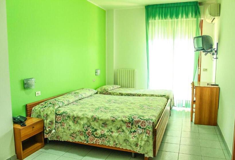 スタンダードトリプルルーム, Holiday