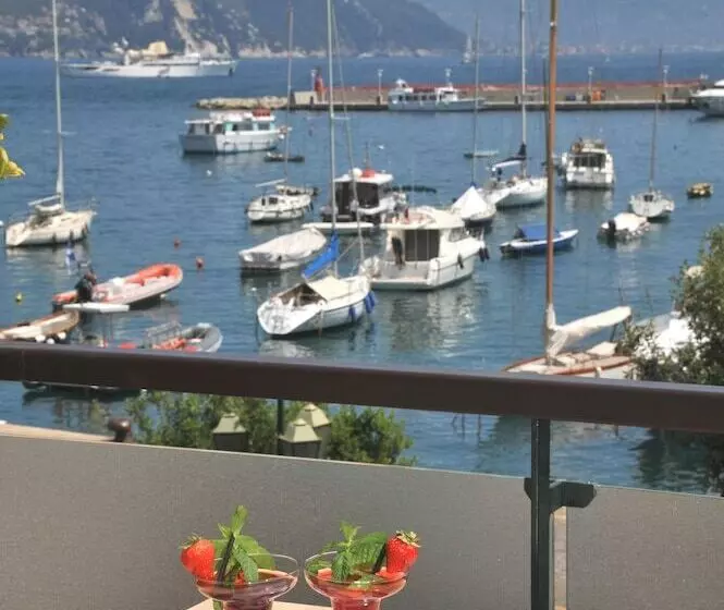 1 Bedroom Apartment with Terrace Sea View, Laurin