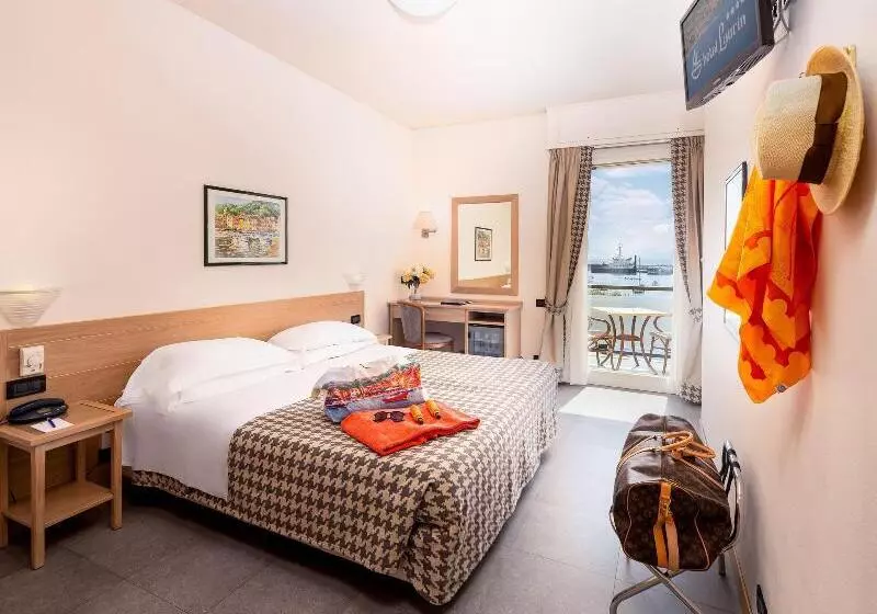 1 Bedroom Apartment with Terrace Sea View, Laurin