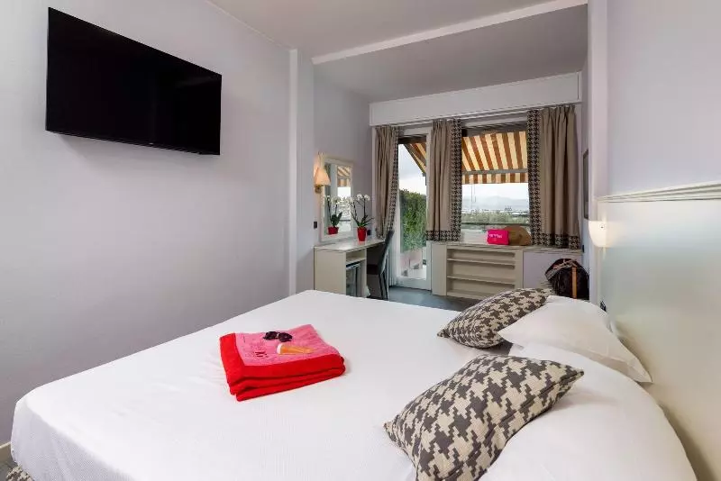 1 Bedroom Apartment with Terrace Sea View, Laurin