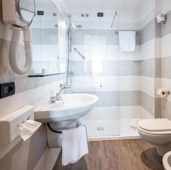 חדר סטנדרט לארבעה נוף לים, Laurin