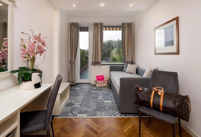 חדר סטנדרט לארבעה נוף לים, Laurin