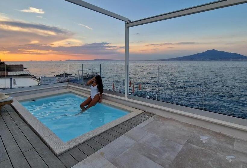 جناح مزود بجاكوزى, Le Axidie