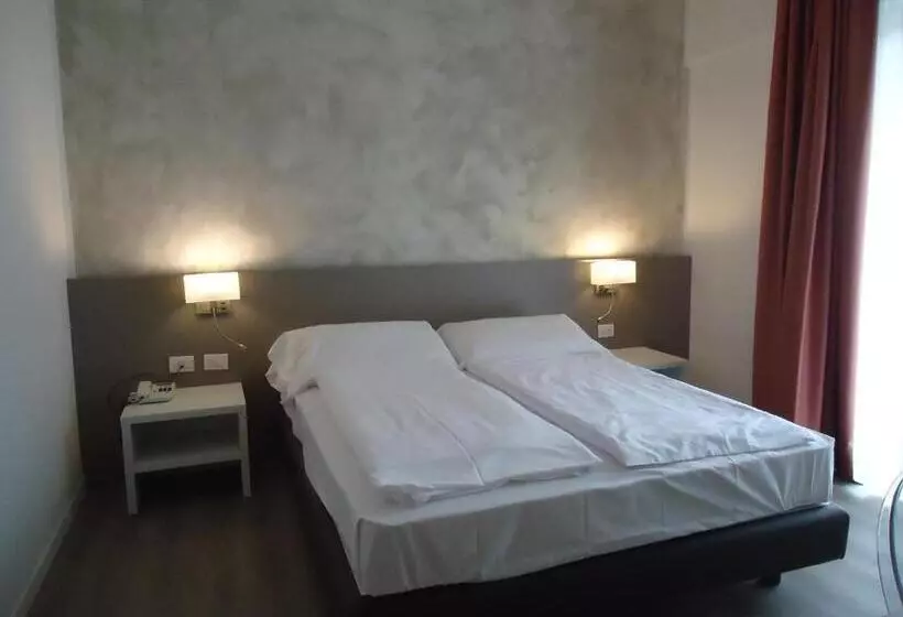 Standard Kolmen Hengen Huone, Piccolo Mondo