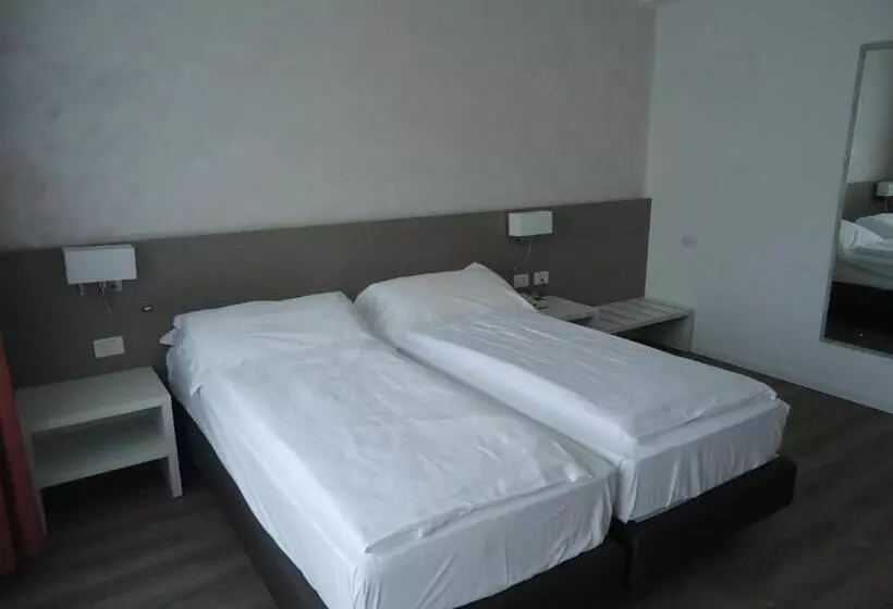 Standard Kolmen Hengen Huone, Piccolo Mondo
