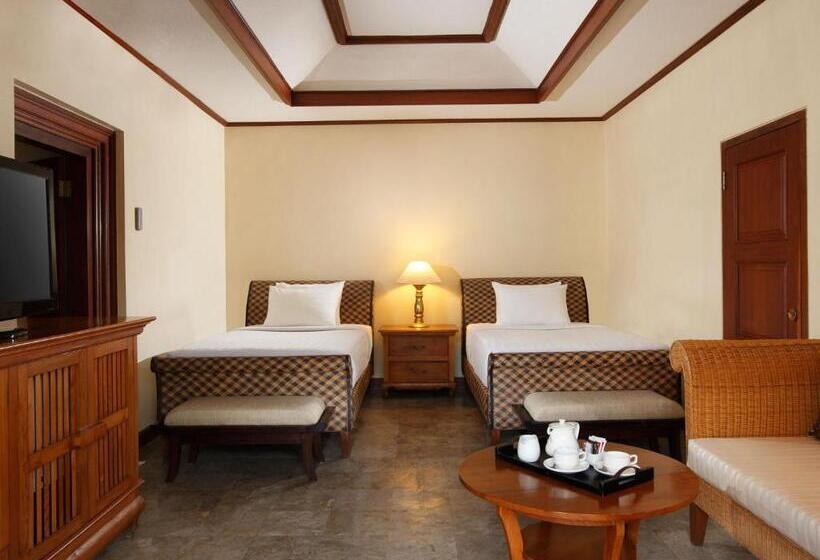 חדר קלאב, Puri Santrian