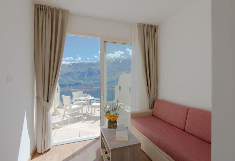 غرفة سوبيريور إطلالة على البحيرة, Village Hotel Lucia