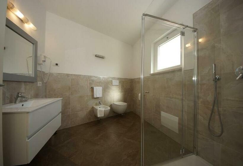 חדר סטנדרט נוף לאגם, Village Hotel Lucia