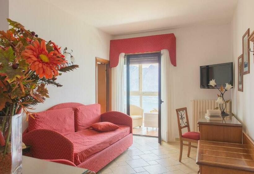 غرفة سوبيريور إطلالة على البحيرة, Village Hotel Lucia