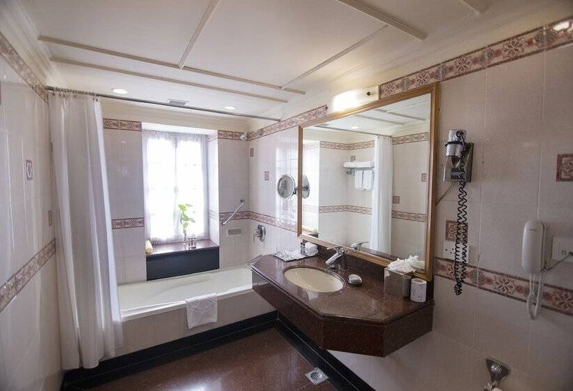 Номер Deluxe, Ambassador, New Delhi   Ihcl Seleqtions