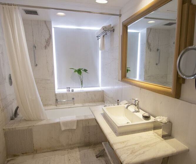 Люкс, Ambassador, New Delhi   Ihcl Seleqtions