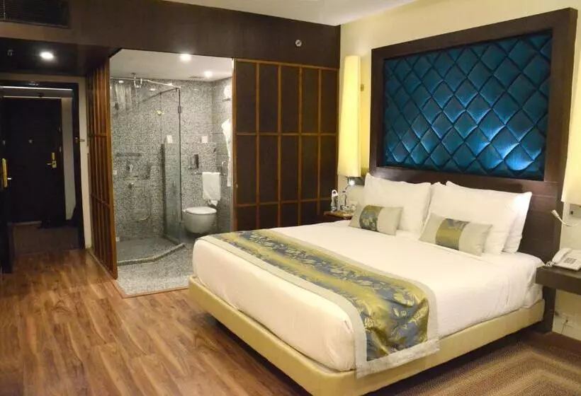 Chambre Club, Clarks Avadh
