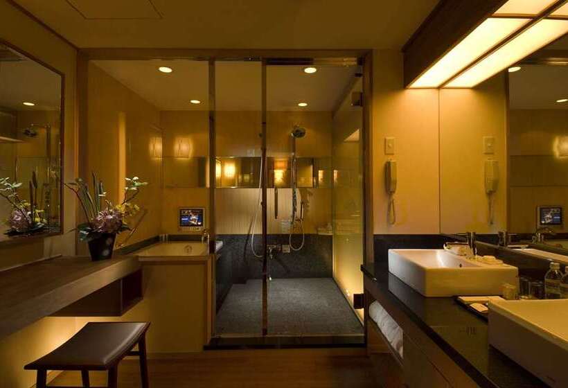 جناح, Hilton Osaka