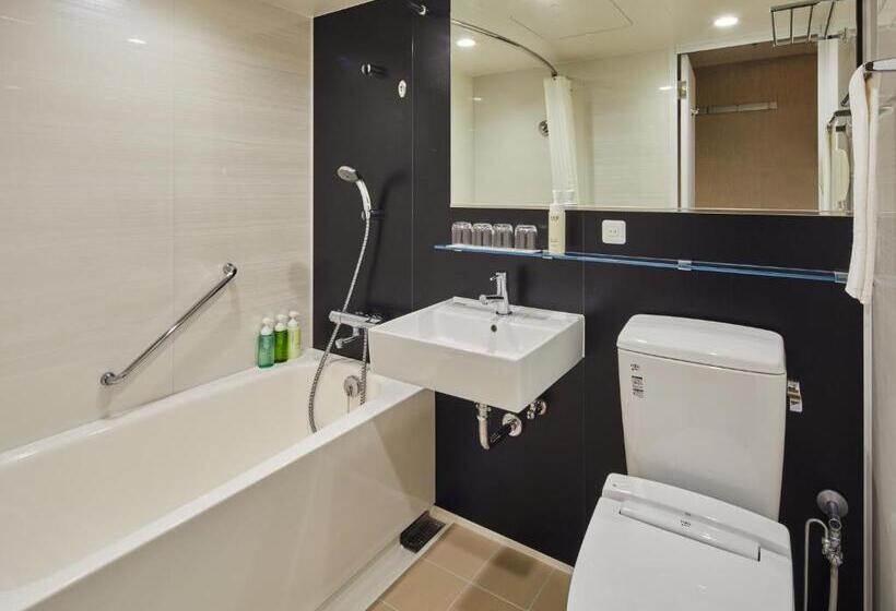 חדר משפחתי, Nikko Narita