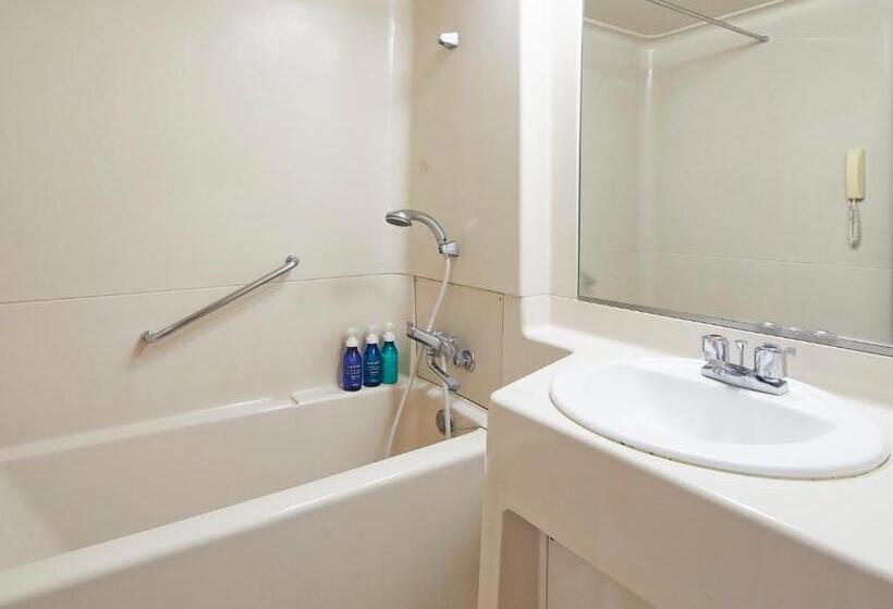 חדר משפחתי, Nikko Narita