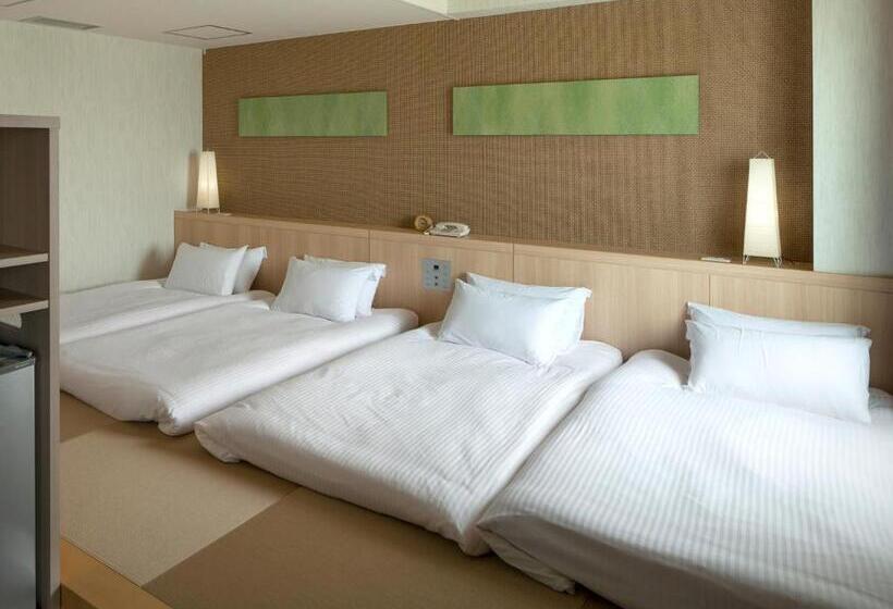 חדר משפחתי, Nikko Narita