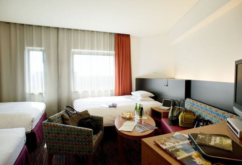 חדר קומפורט לשלושה, Nikko Narita