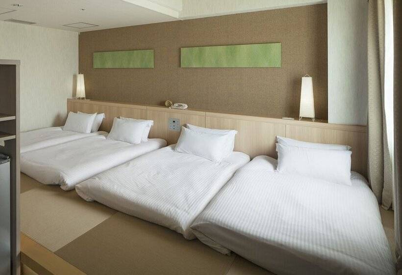 חדר משפחתי, Nikko Narita