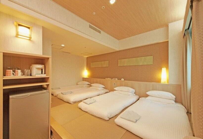 חדר משפחתי, Nikko Narita