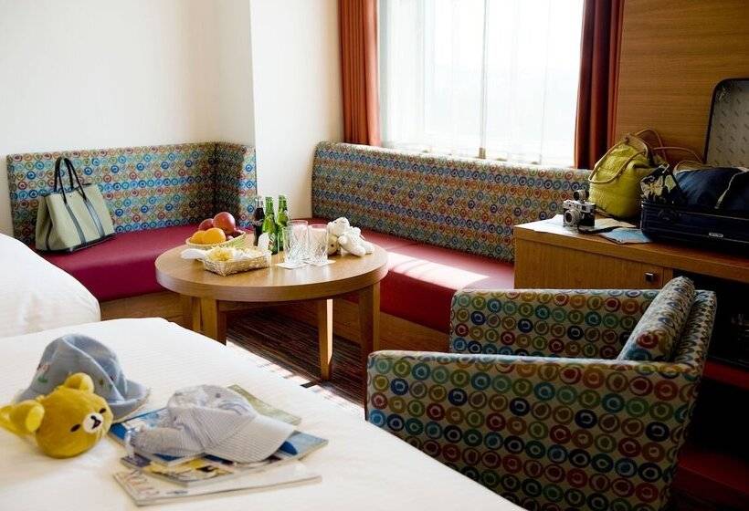 חדר משפחתי, Nikko Narita