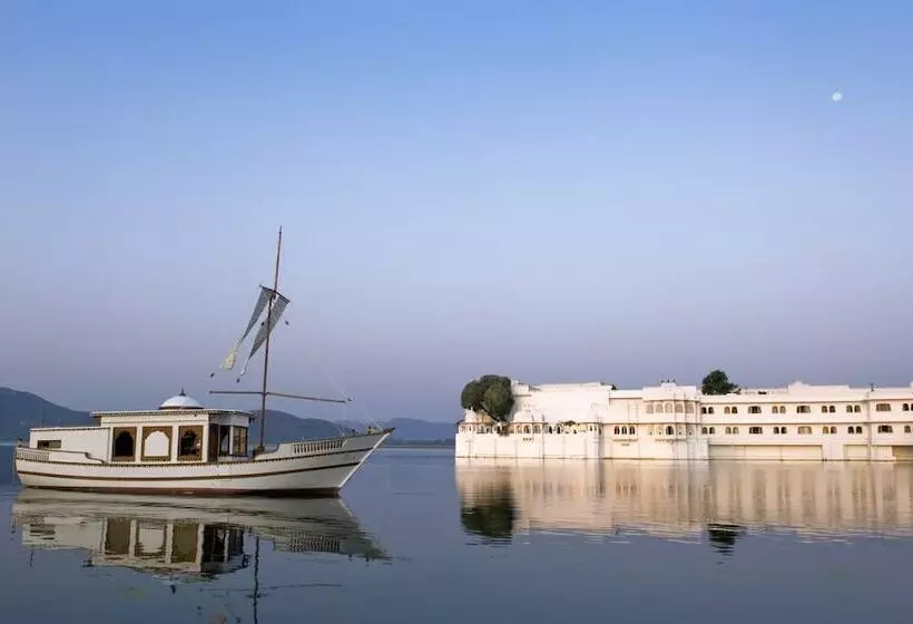 レイクビューデラックスルーム, Taj Lake Palace Udaipur