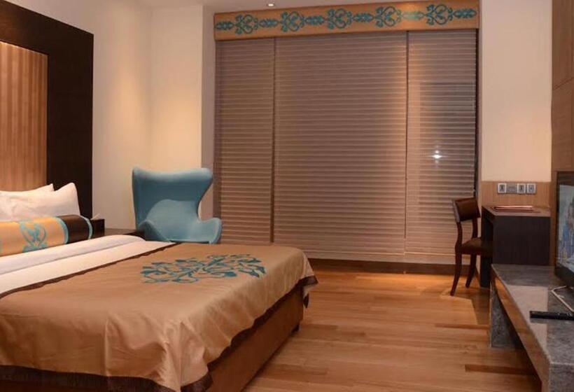 اتاق دلوکس با تخت کینگ و چشمانداز شهر, The Lalit Great Eastern Kolkata