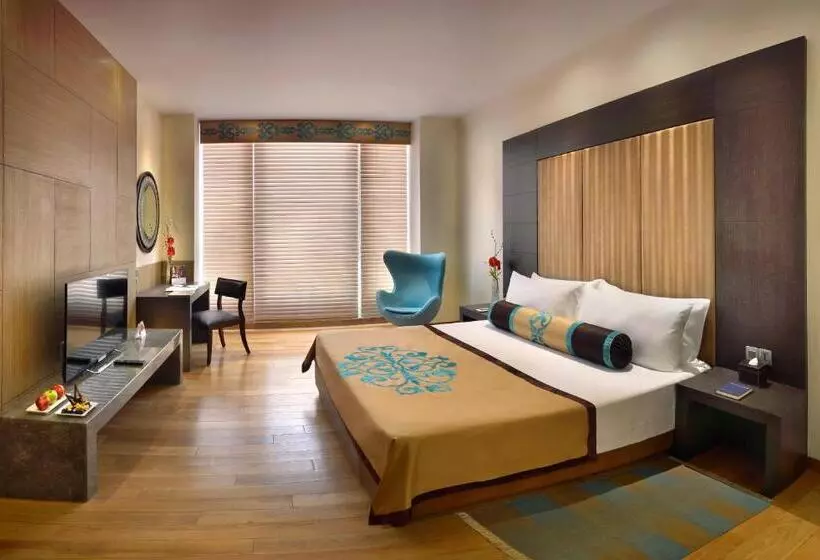 キングサイズベッド、シティビューデラックスルーム, The Lalit Great Eastern Kolkata
