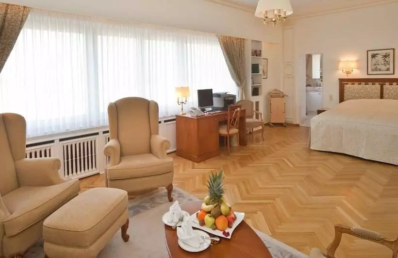 سوییت جونیور, Grand Hotel Cravat