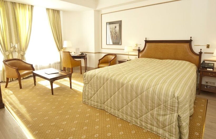 اتاق اجرایی, Grand Hotel Cravat