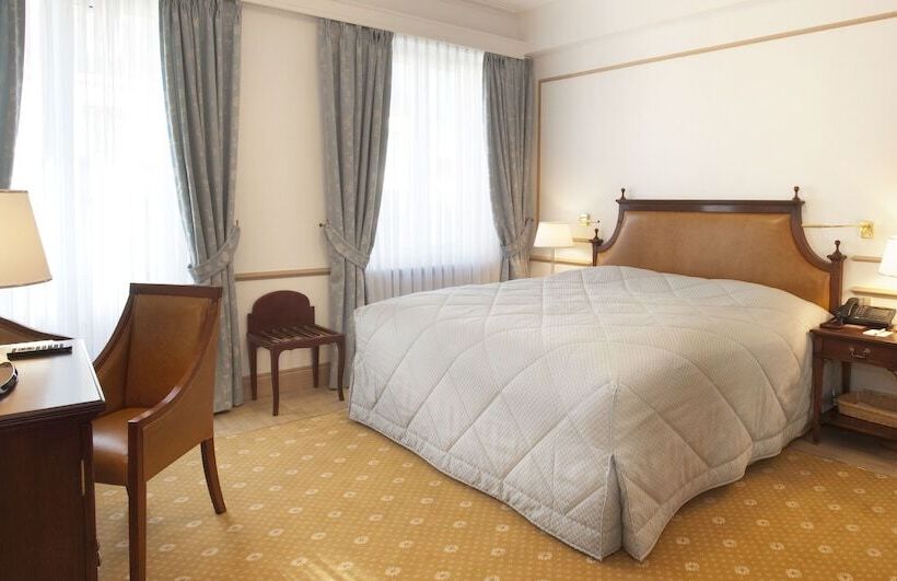 اتاق اجرایی, Grand Hotel Cravat