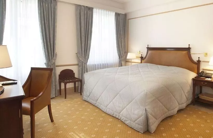 اتاق اجرایی, Grand Hotel Cravat