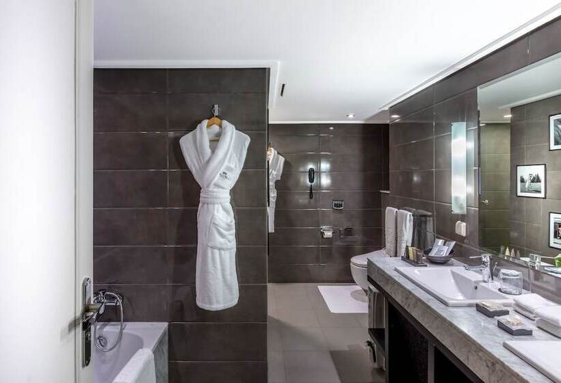 سوییت پرستیژ, La Tour Hassan Palace