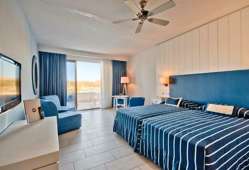 نمای استخر اتاق استاندارد چهارنفره, Db Seabank Resort + Spa All Inclusive