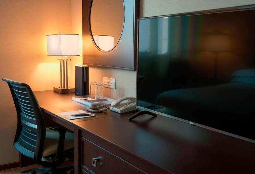 Club Room King Bed, Sheraton Mexico City Maria Isabel