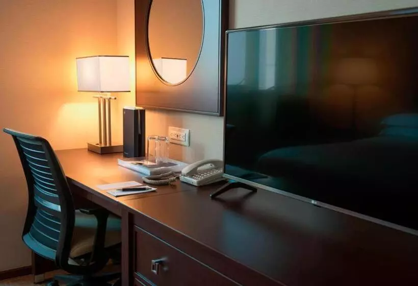 Club Room King Bed, Sheraton Mexico City Maria Isabel