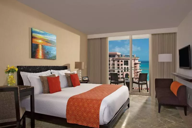 اتاق استاندارد با تخت بزرگ, Krystal Grand® Cancún - All Inclusive