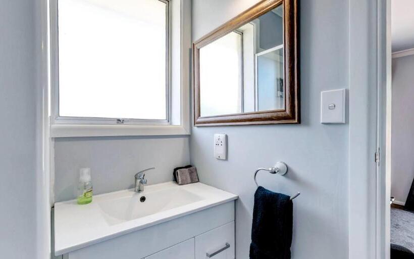 标准工作室, Admiral Motel