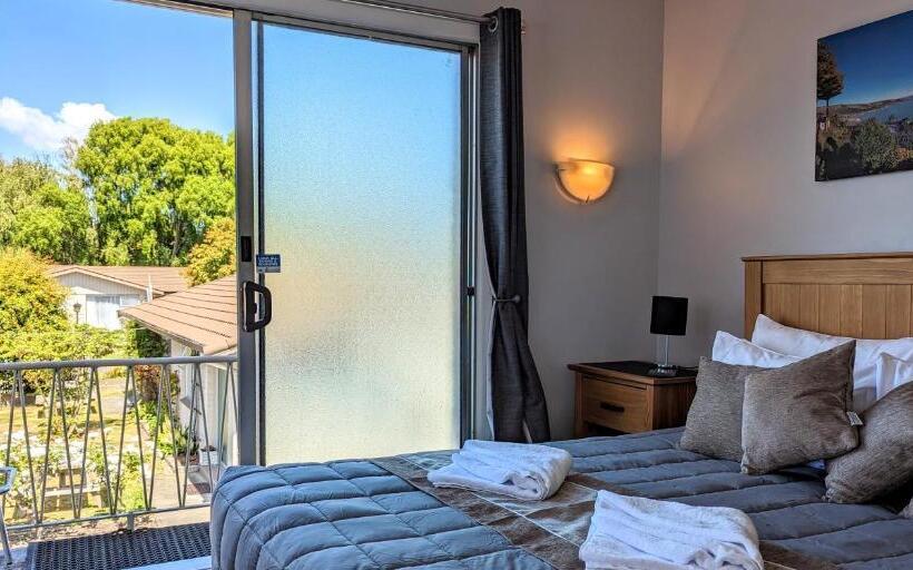 标准工作室, Admiral Motel