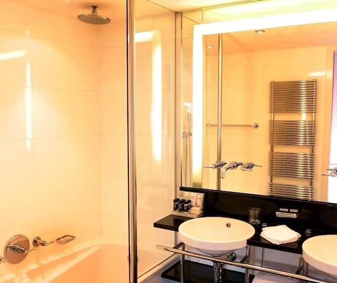 Suite with Views, Ambassade