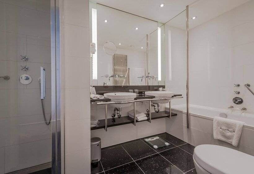 Suite with Views, Ambassade