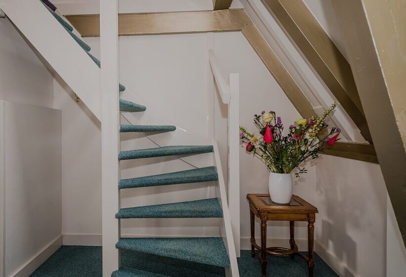 Suite with Views, Ambassade