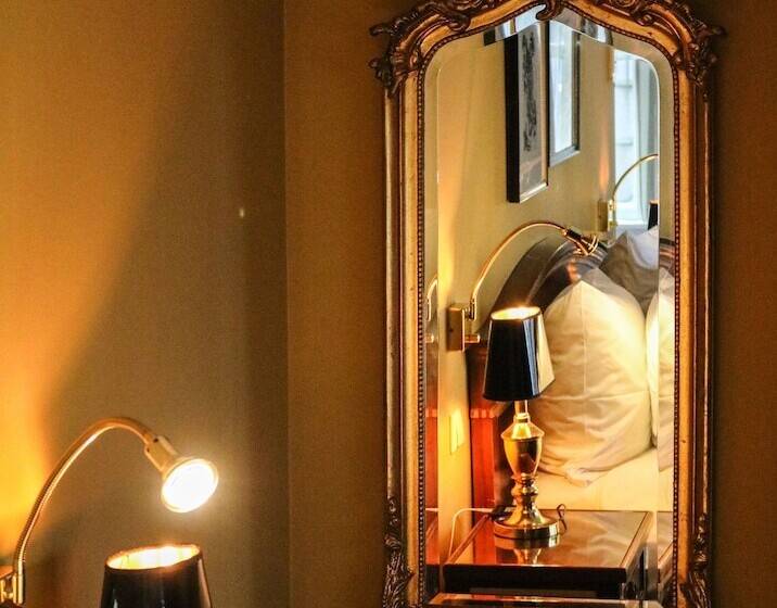 Suite with Views, Ambassade