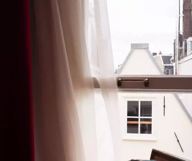 اتاق لوکس با چشم‌انداز, Ambassade