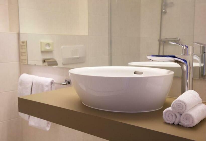 标准单人间, Arrows