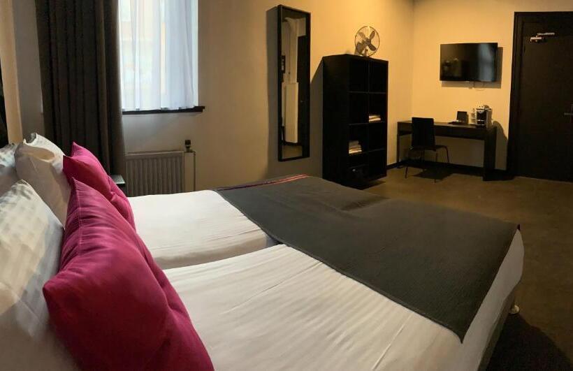 اتاق استاندارد سه نفره, De Looier